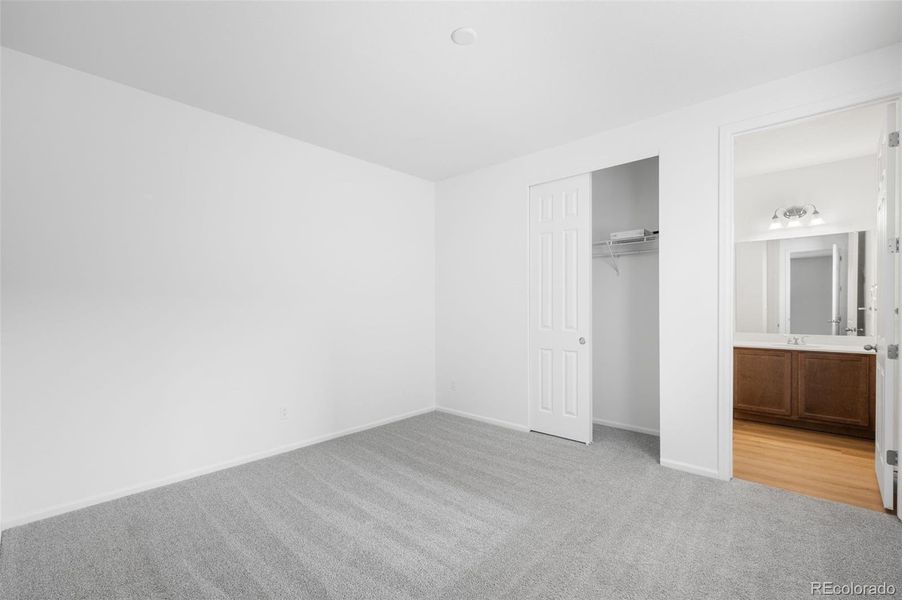 Spacious, unfurnished interior of a new home in Thompson River Ranch, Johnstown (Image 18).