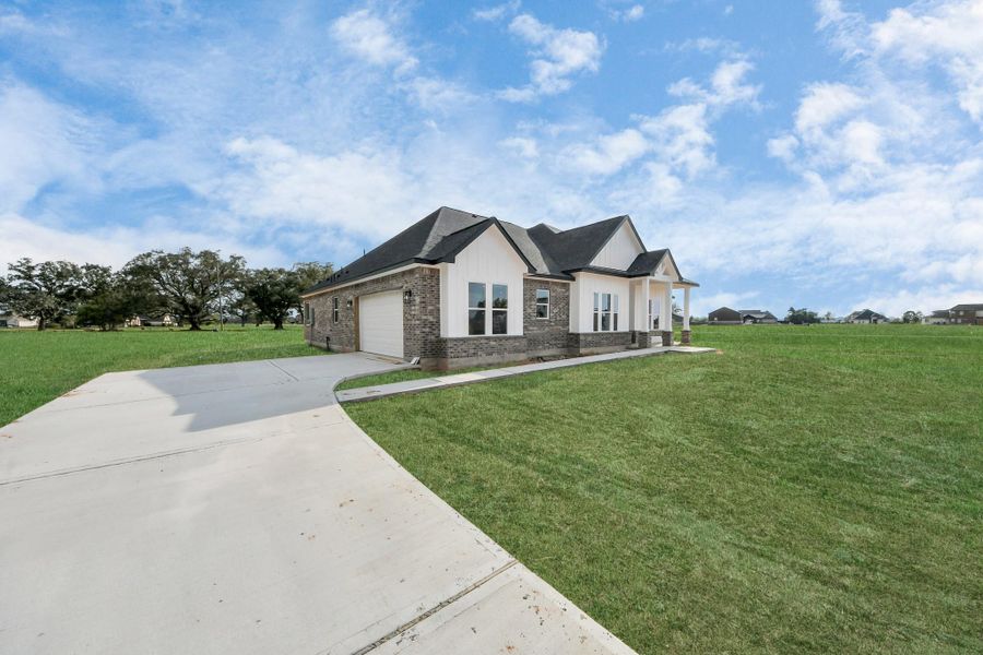 Exterior details and patio area of a home in , Rosharon (Image 4). Exterior details and patio area of a home in , Rosharon (Image 4).