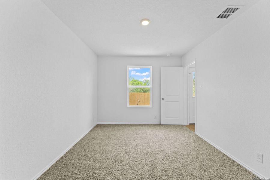 Spacious, unfurnished interior of a new home in Blue Ridge Ranch, San Antonio (Image 17).
