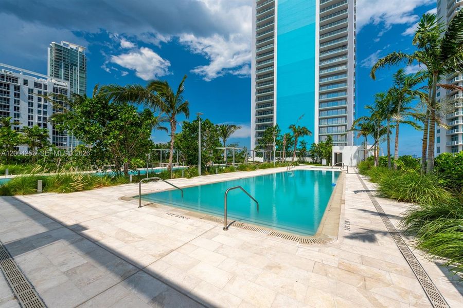 Condo located in Miami, FL showcasing its design and architecture (Image 27).