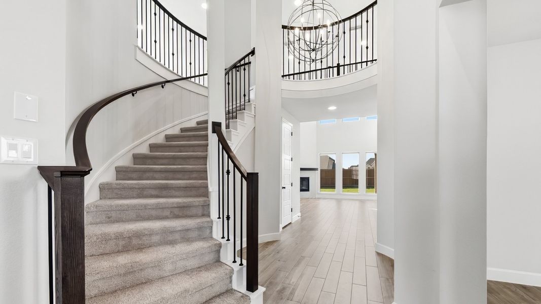 Spacious, unfurnished interior of a new home in Myrtle Creek, Waxahachie (Image 39).