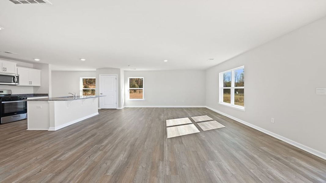 Spacious, unfurnished interior of a new home in Cloverdale Hills, Piedmont (Image 14).