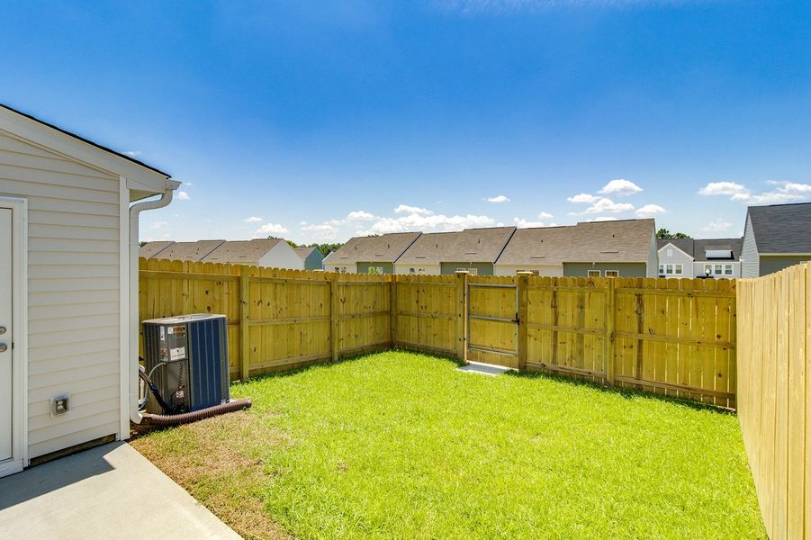 Exterior details and patio area of a home in Astoria, Columbia (Image 19).