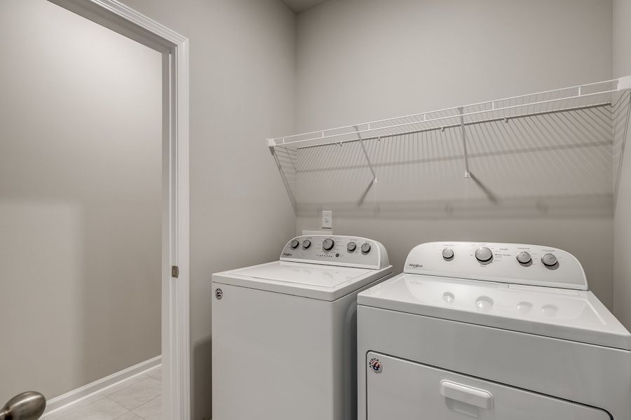 Representative interior finishes for a home built from the Reynolds by Beazer Homes in Marshfield, Longs (Image 14).