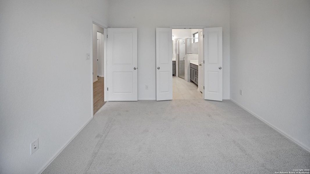 Spacious, unfurnished interior of a new home in Ladera 40', San Antonio (Image 27).