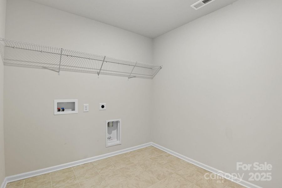 Spacious, unfurnished interior of a new home in Walnut Creek: Enclave, Lancaster (Image 26).