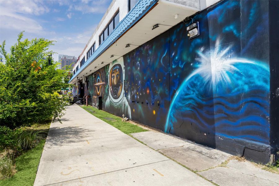 EaDo’s colorful murals celebrate Houston’s artistic energy and diverse identity. Each block reveals bold street art and striking visuals that have turned the East End into an open-air gallery. The neighborhood’s creative spirit is alive in every brushstroke, adding to its distinct urban charm and lively atmosphere.