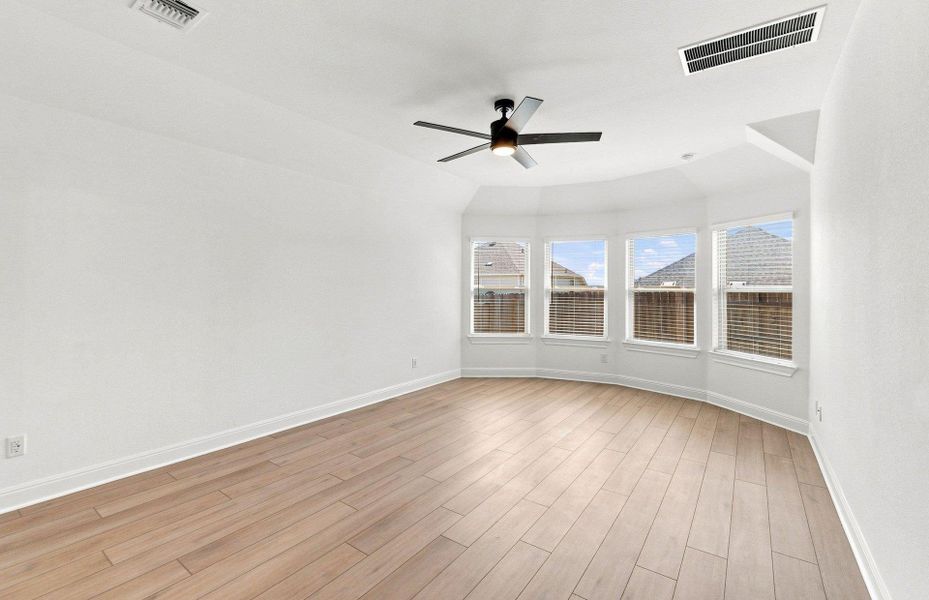 Spacious, unfurnished interior of a new home in Crescent Bluff, Georgetown (Image 17).