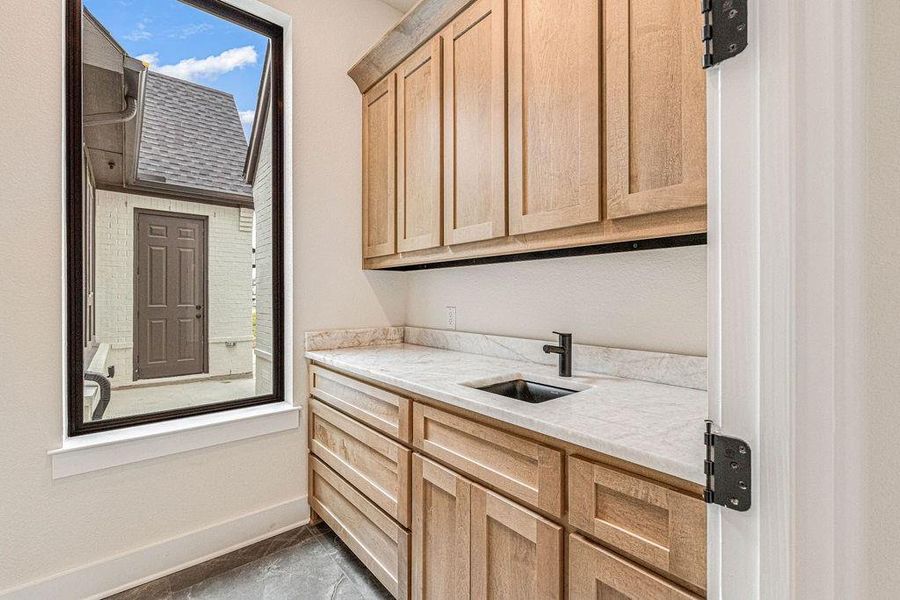 Cristallo gold quartzite in the laundry room.