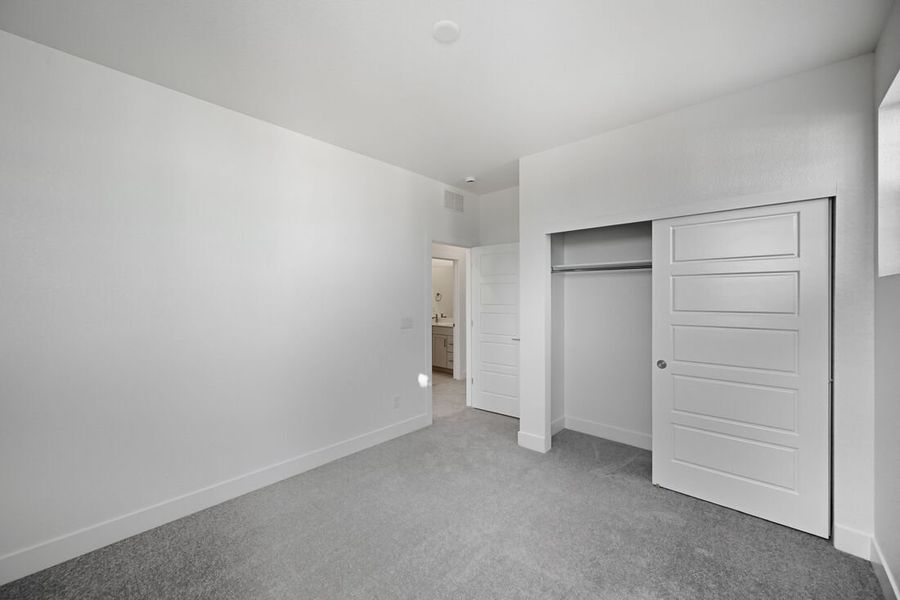 Spacious, unfurnished interior of a new home in Trailstone, Arvada (Image 27).