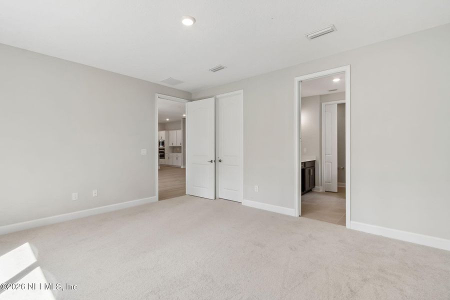 Spacious, unfurnished interior of a new home in Sandy Ridge, Yulee (Image 14).