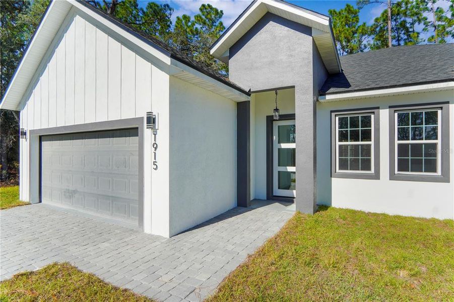 Exterior details and patio area of a home in , Dunnellon (Image 3).