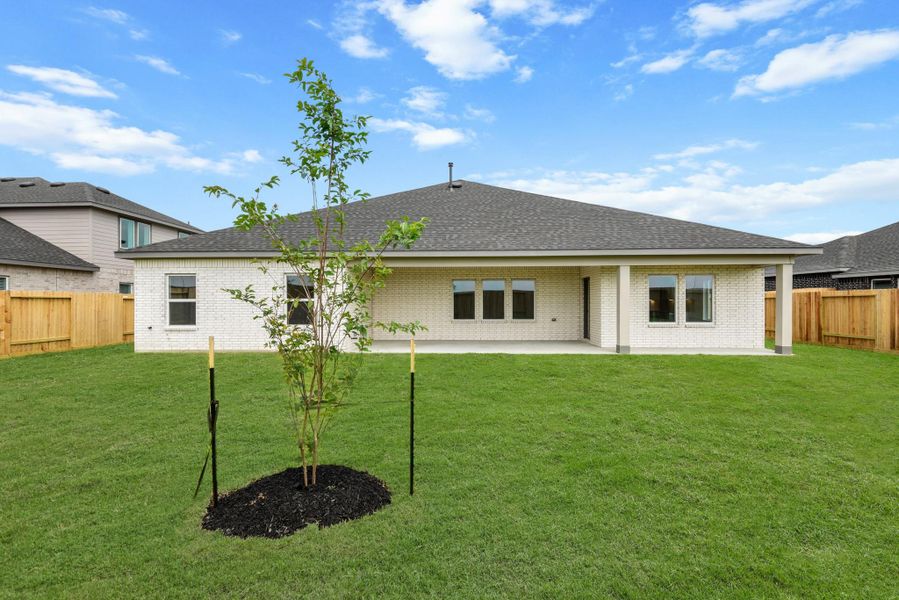 Exterior details and patio area of a home in Riverside Estates, Baytown (Image 17).