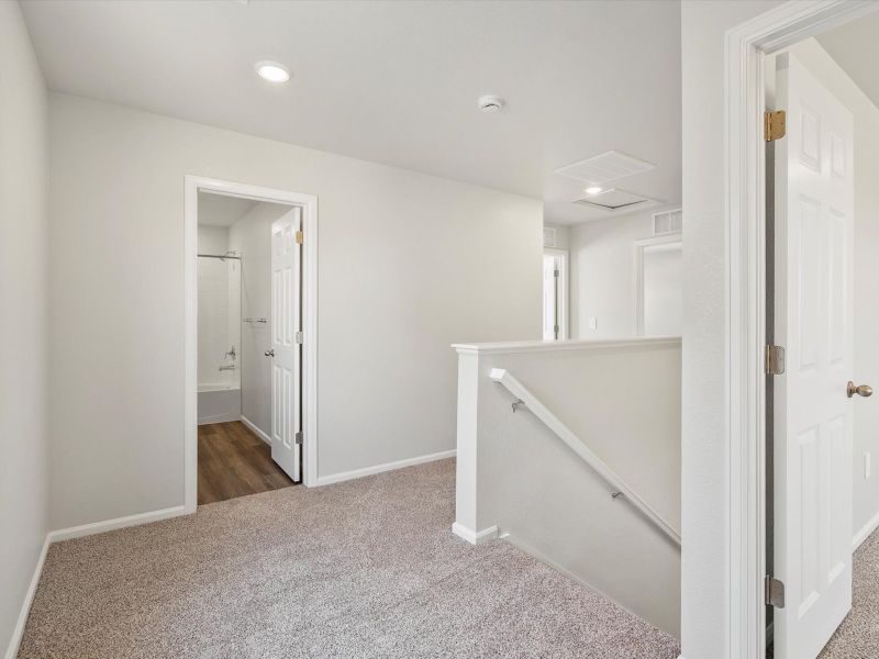 Spacious, unfurnished interior of a new home in Lake Bluff, Greeley (Image 8).