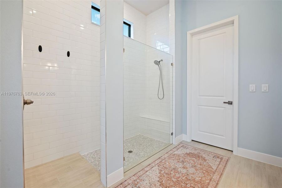 Spacious, unfurnished interior of a new home in , Parkland (Image 19).