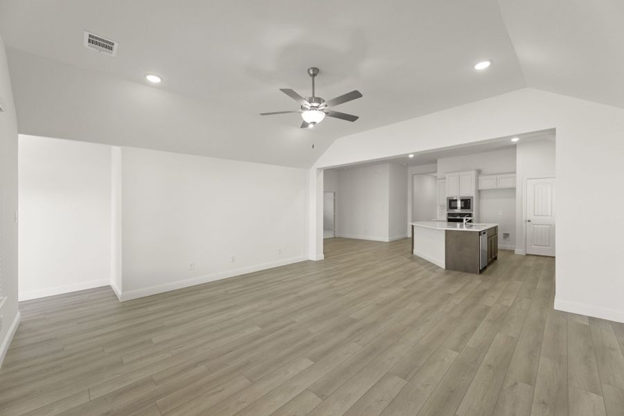 Spacious, unfurnished interior of a new home in Keeneland, Aubrey (Image 24).