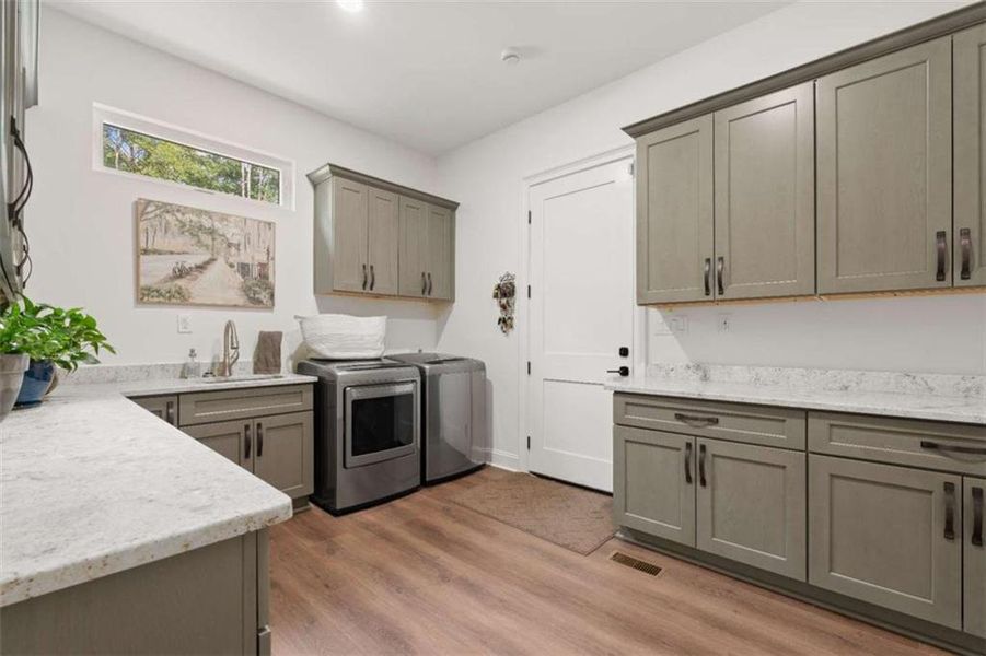Furnished interior view inside a new home in , Whitesburg (Image 41).