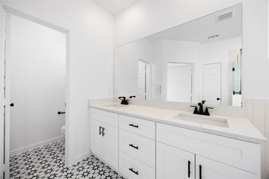 Furnished interior view inside a new home in Kendall Lakes, Alvin (Image 13).