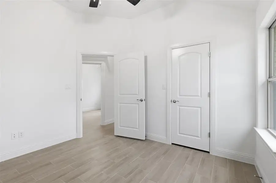 Spacious, unfurnished interior of a new home in , Tolar (Image 28).
