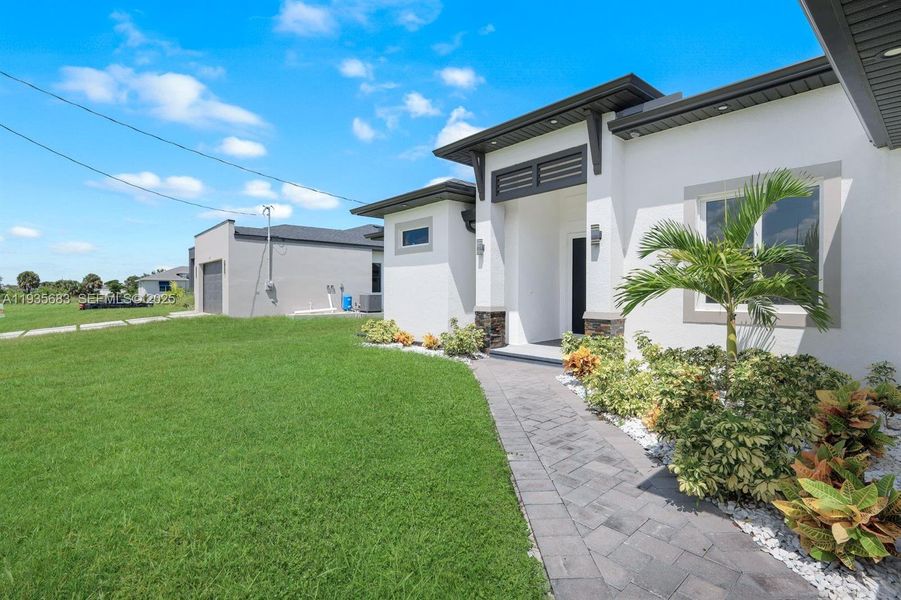 Exterior details and patio area of a home in , Cape Coral (Image 20).
