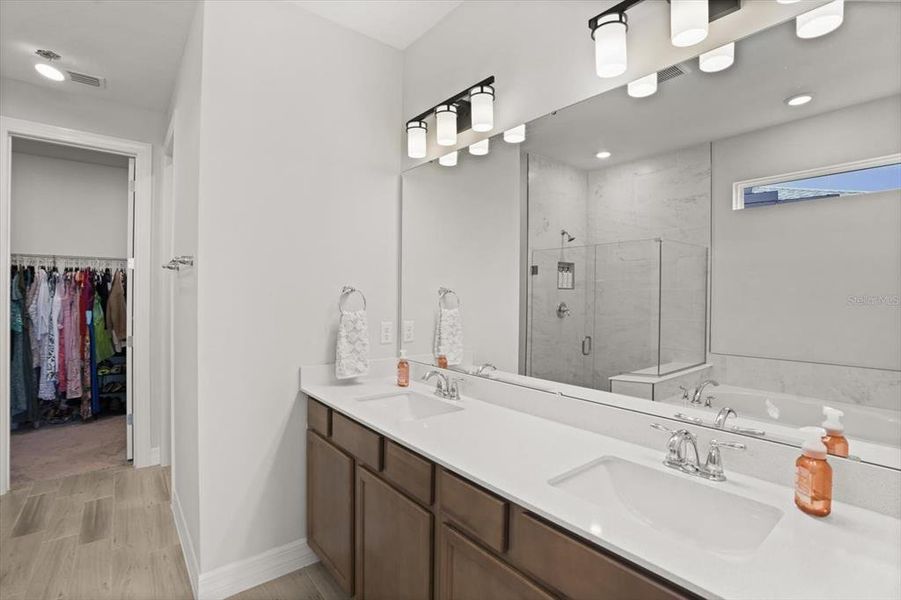 Furnished interior view inside a new home in , Orlando (Image 16).