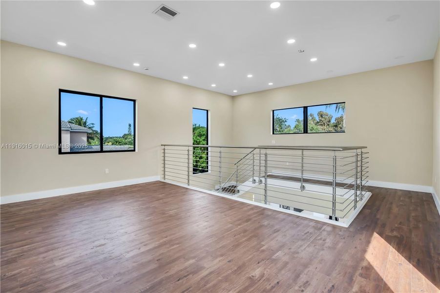 Spacious, unfurnished interior of a new home in , Plantation (Image 26).