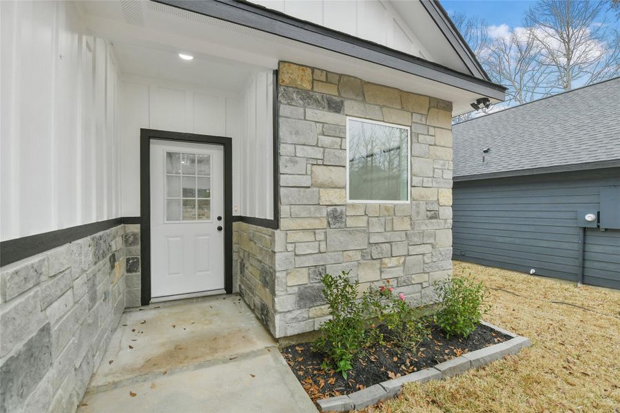 Exterior details and patio area of a home in , Willis (Image 4).
