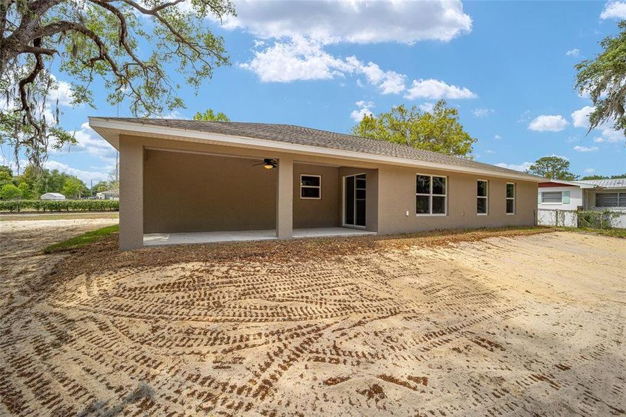 Exterior details and patio area of a home in , Dunnellon (Image 2).