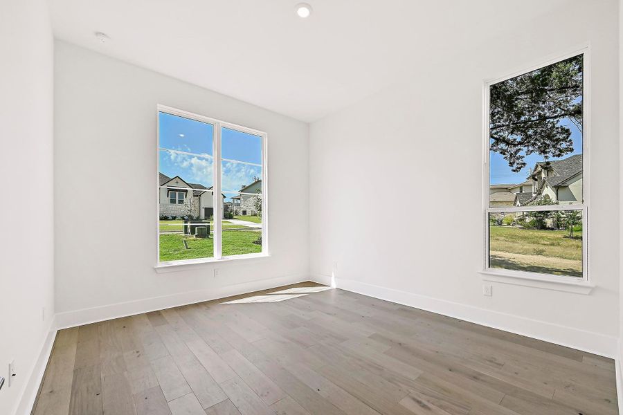 Spacious, unfurnished interior of a new home in Rough Hollow, Austin (Image 14).