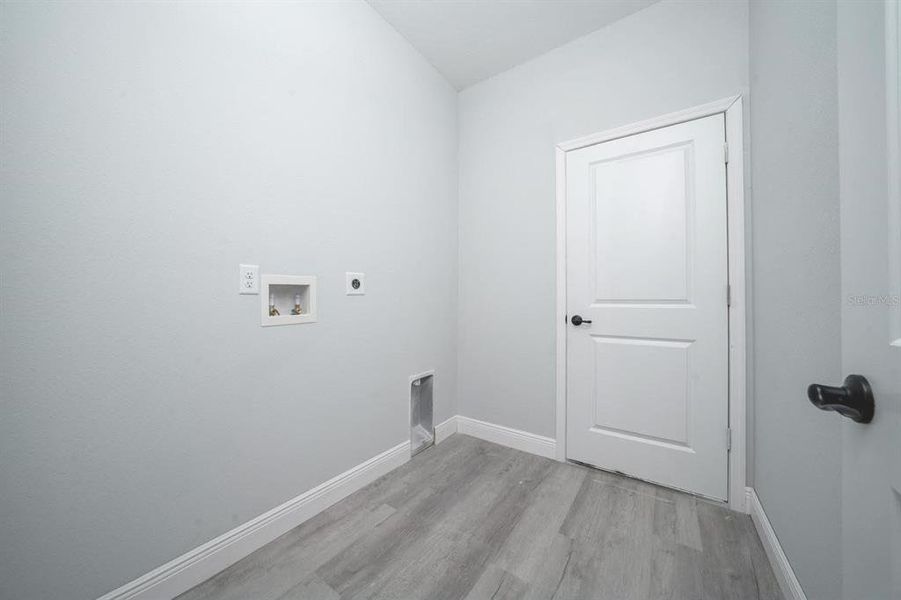 Spacious, unfurnished interior of a new home in , Ocala (Image 4).