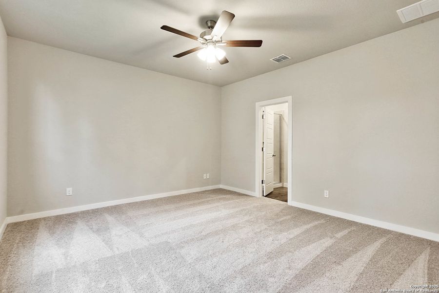 Spacious, unfurnished interior of a new home in Fairway Crossing 40s, San Antonio (Image 33). Spacious, unfurnished interior of a new home in Fairway Crossing 40s, San Antonio (Image 33).