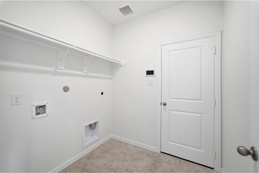 Spacious, unfurnished interior of a new home in Lago Mar, Texas City (Image 15).