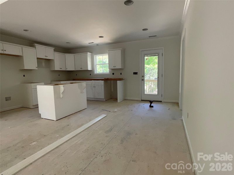 Kitchen w/Eat In Dining Area