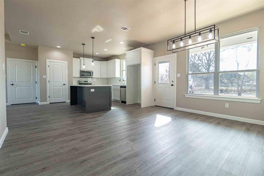 Spacious, unfurnished interior of a new home in , Granbury (Image 21). Spacious, unfurnished interior of a new home in , Granbury (Image 21).