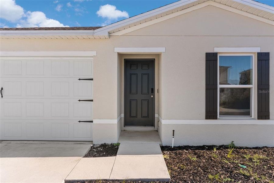 Exterior details and patio area of a home in Sumter Villas, Sumterville (Image 3).