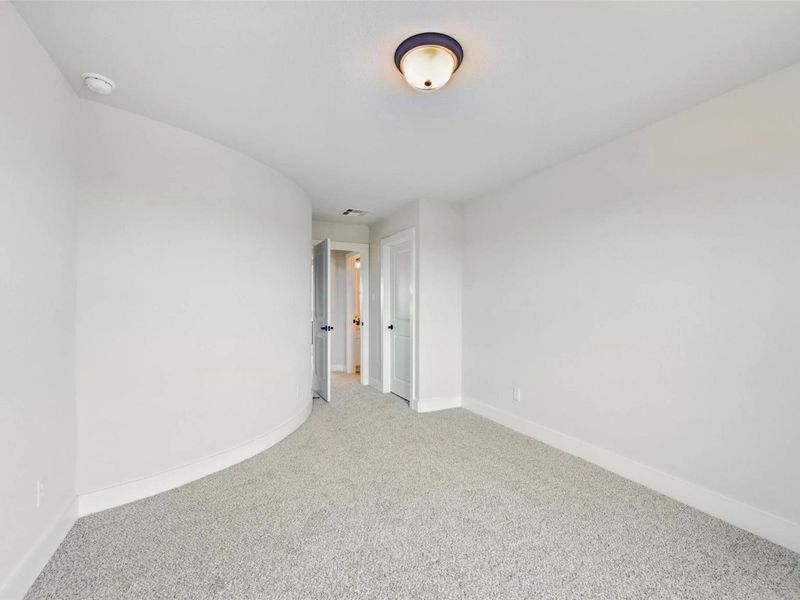 Spacious, unfurnished interior of a new home in Lago Mar, Texas City (Image 39).