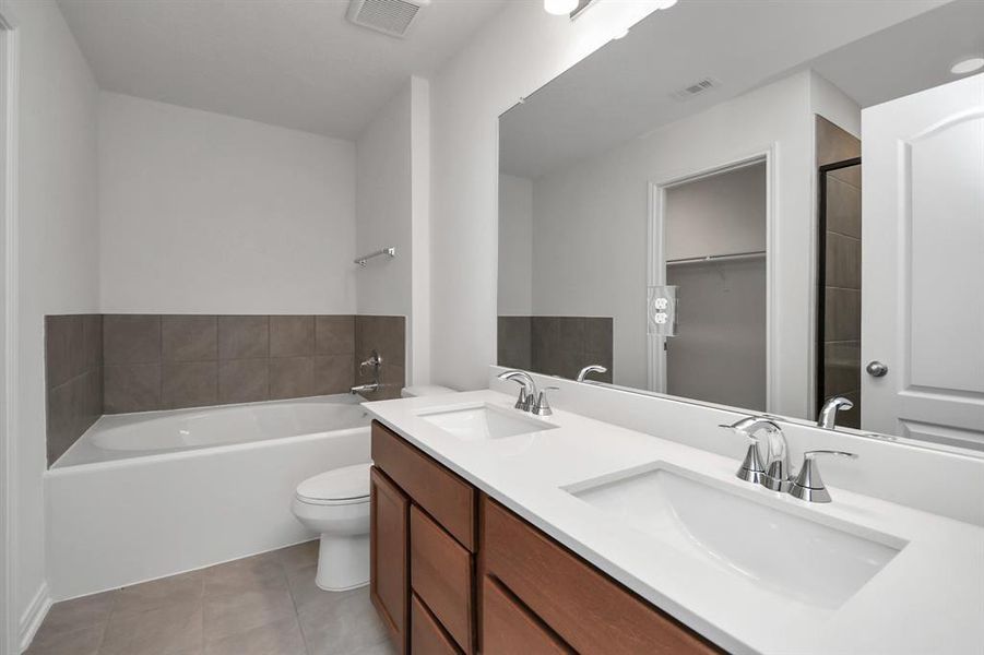 Owner's suite has ensuite bath with soaking tub,dual sinks and separate shower & Spacious walk-in closet.