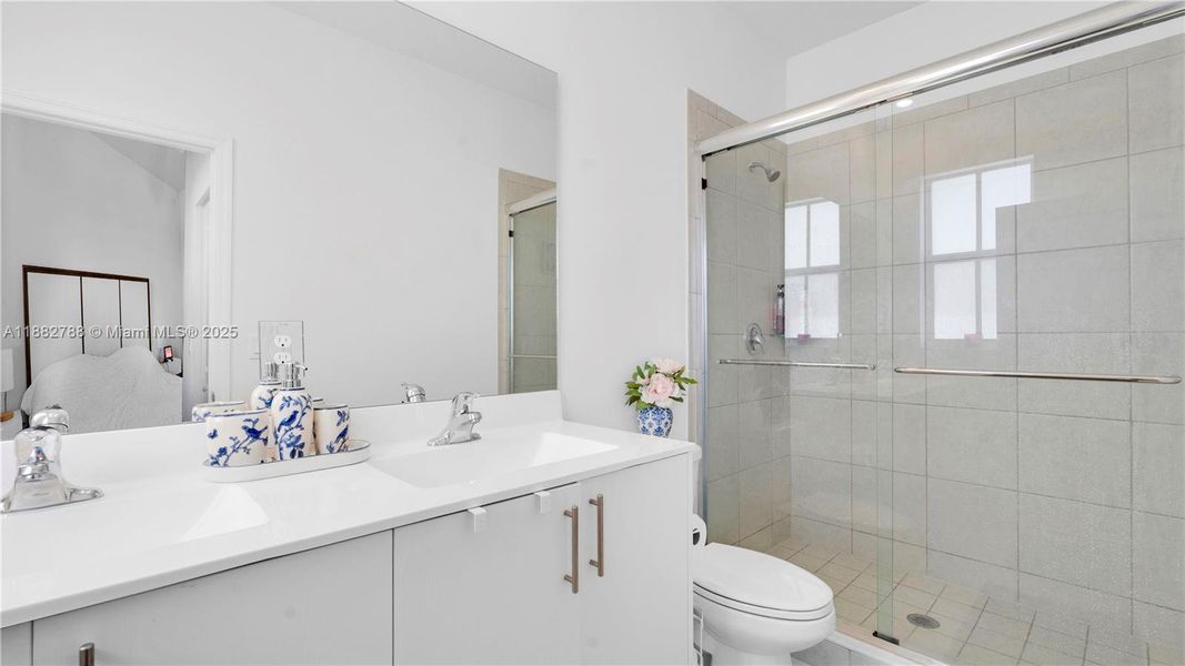 Furnished interior view inside a new home in , Coral Springs (Image 17).