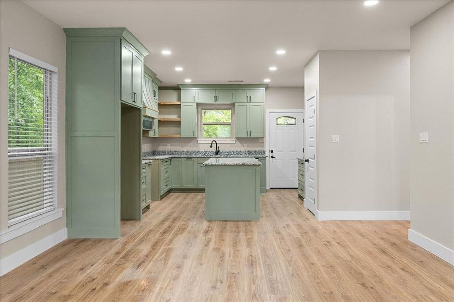 Furnished interior view inside a new home in , Corsicana (Image 15).