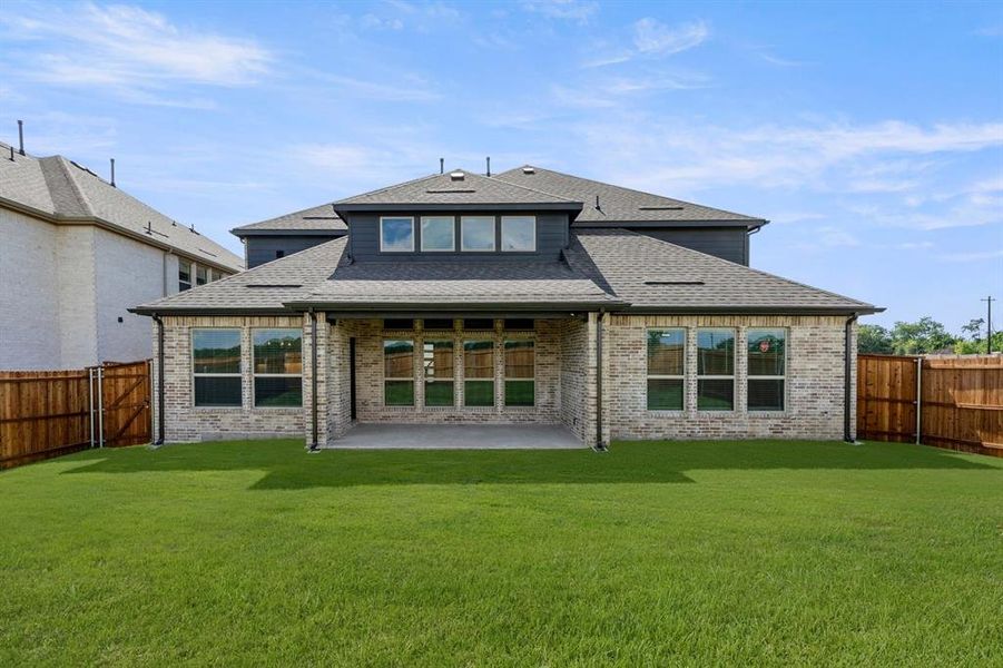 Exterior details and patio area of a home in Brookfield, Melissa (Image 4).