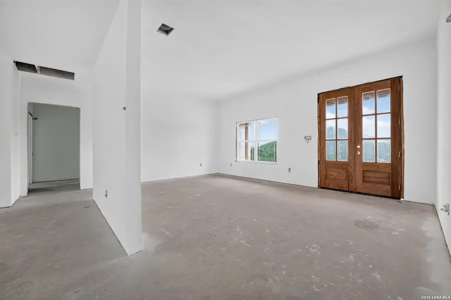Spacious, unfurnished interior of a new home in , Marble Falls (Image 4).