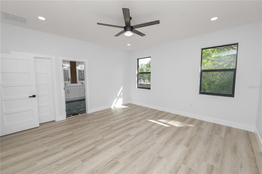 Spacious, unfurnished interior of a new home in , Tampa (Image 36).
