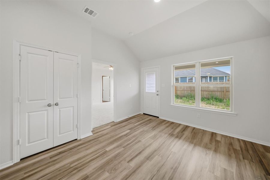 Spacious, unfurnished interior of a new home in , Navasota (Image 24).