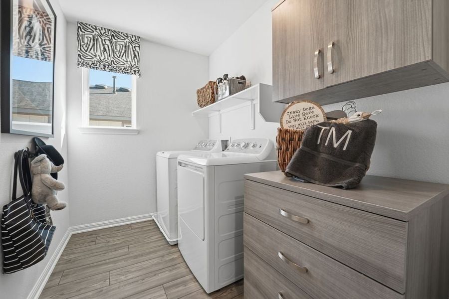 Representative furnished interior of a home built from the Harrier by Taylor Morrison in Longview 40s, Del Valle (Image 22).