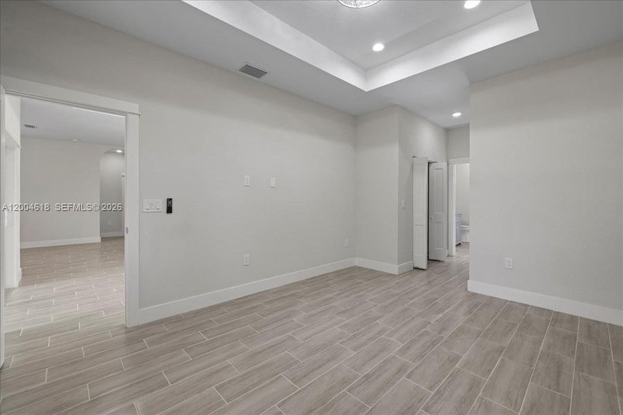 Spacious, unfurnished interior of a new home in , Lehigh Acres (Image 10).