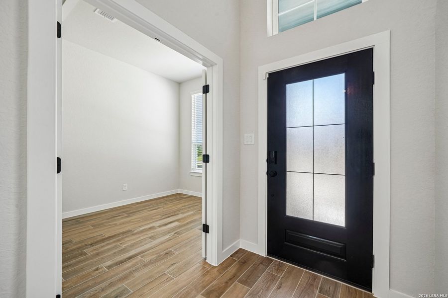 Spacious, unfurnished interior of a new home in Meyer Ranch 45's, New Braunfels (Image 18).