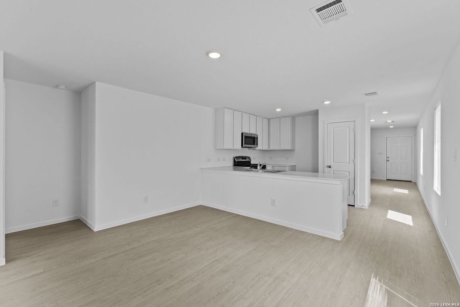 Spacious, unfurnished interior of a new home in Spring Grove, St. Hedwig (Image 12).