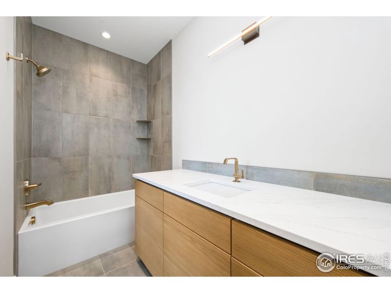 Second bedroom's bathroom