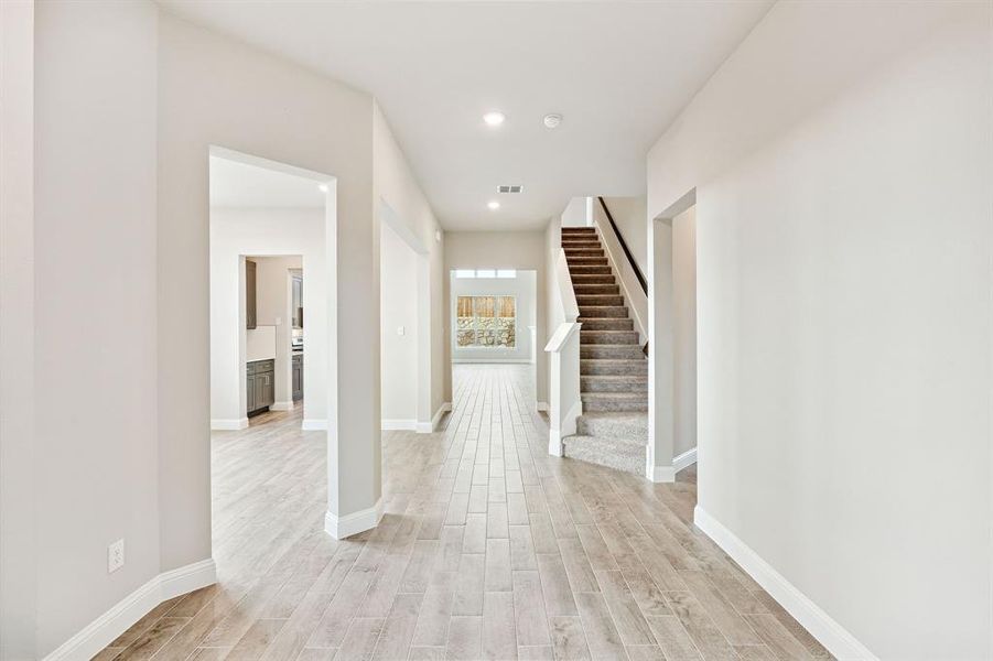 Spacious, unfurnished interior of a new home in Venetian, Weston (Image 14).