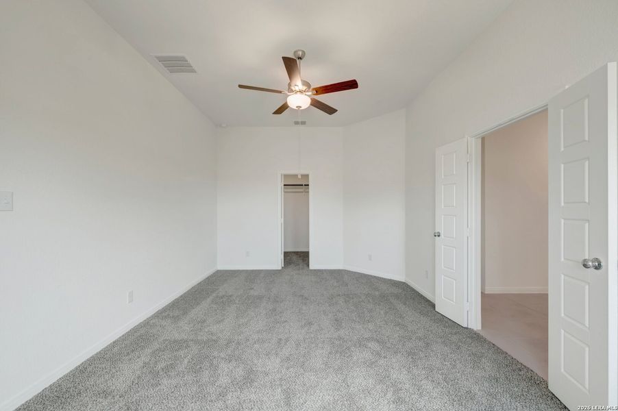 Spacious, unfurnished interior of a new home in Greenspoint Heights, Seguin (Image 20).